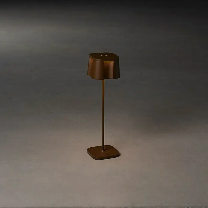 Konstsmide Akku-Tischleuchte Nice - 2,5 W, L x B x H: 10 x 10 x 36 cm, Rost, Warmweiß - Elegante bronzefarbene Tischleuchte mit einem ungewöhnlichen, kastenförmigen Lampenschirm, perfekt als Akzentlicht.