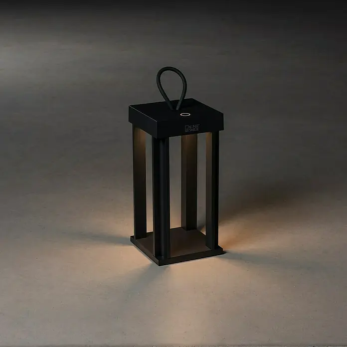 Konstsmide Außenlaterne Cannes - 15 x 15 x 42 cm, Schwarz - Elegante schwarze Laterne mit Tragegriff, die ein warmes Licht auf den Untergrund wirft. Ideal für stimmungsvolle Beleuchtung im Freien.