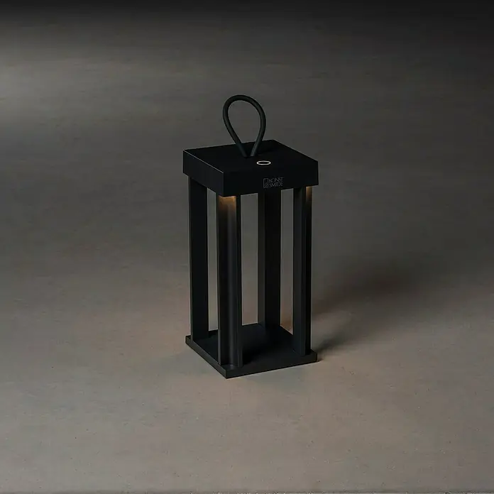Konstsmide Außenlaterne Cannes - 15 x 15 x 42 cm, Schwarz - Elegante, schwarze Laterne mit Tragegriff. Sie spendet ein warmes Licht und ist ein stilvolles Deko-Element für jeden Raum.
