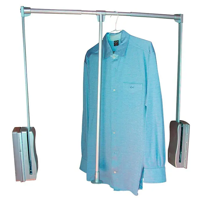 Adinor Colgador abatible - Ajuste de la anchura: 830 mm - 1.150 mm - Elevador de armario con camisa azul, ideal para armarios altos para un cómodo alcance de la ropa.