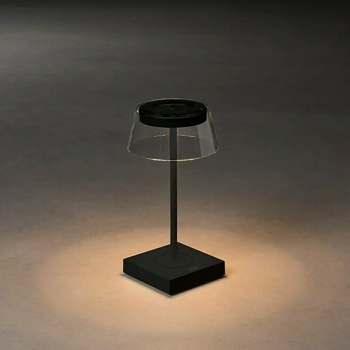 Konstsmide Akku-Tischleuchte Scilla - 2,5 W, L x B x H: 11 x 11 x 27 cm, Schwarz, Warmweiß - Elegante Tischleuchte mit schwarzem Fuß, schlankem Stab und klarem Lampenschirm. Das Licht erzeugt eine warme Atmosphäre.