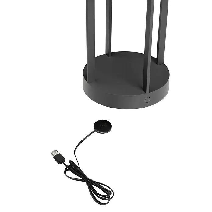 Konstsmide Außenlaterne Chieti - 17 x 17 x 25 cm, Grau - Nahaufnahme einer schwarzen Ladestation mit Kabel, ideal zum Aufladen elektronischer Geräte. Elegantes und funktionales Design.
