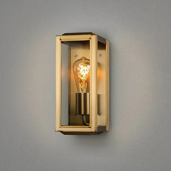 Konstsmide Außenwandleuchte Carpi - 60 W, 15 x 12,5 x 30 cm, Messing, IP44 - Wandleuchte aus Messing mit rechteckigem Design und einer Edison-Glühbirne, die ein warmes Licht ausstrahlt. Elegante Beleuchtung für jeden Raum.