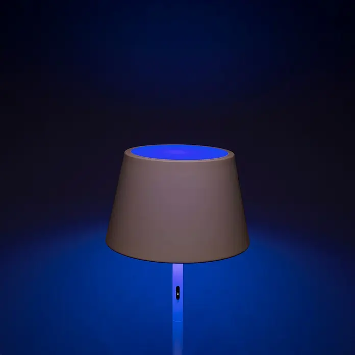 Konstsmide Außenleuchte Pomezia - Akkubetrieben, 10 W, RGBW, 35 x 35 x 150 cm, Mit Leuchtmittel, Weiß - Elegante Tischlampe mit beigem Lampenschirm und blauem Licht. Die Lampe ist ein Blickfang für jeden Raum und sorgt für eine stimmungsvolle Beleuchtung.
