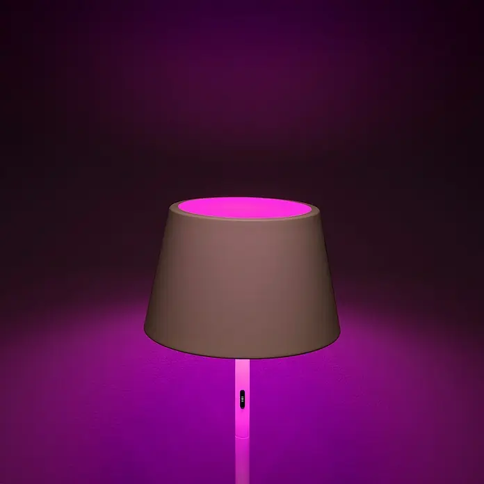 Konstsmide Außenleuchte Pomezia - Akkubetrieben, 10 W, RGBW, 35 x 35 x 150 cm, Mit Leuchtmittel, Weiß - Nahaufnahme einer eleganten, modernen Nachttischlampe mit warmem, pinkfarbenem Licht, die eine entspannende Atmosphäre schafft.