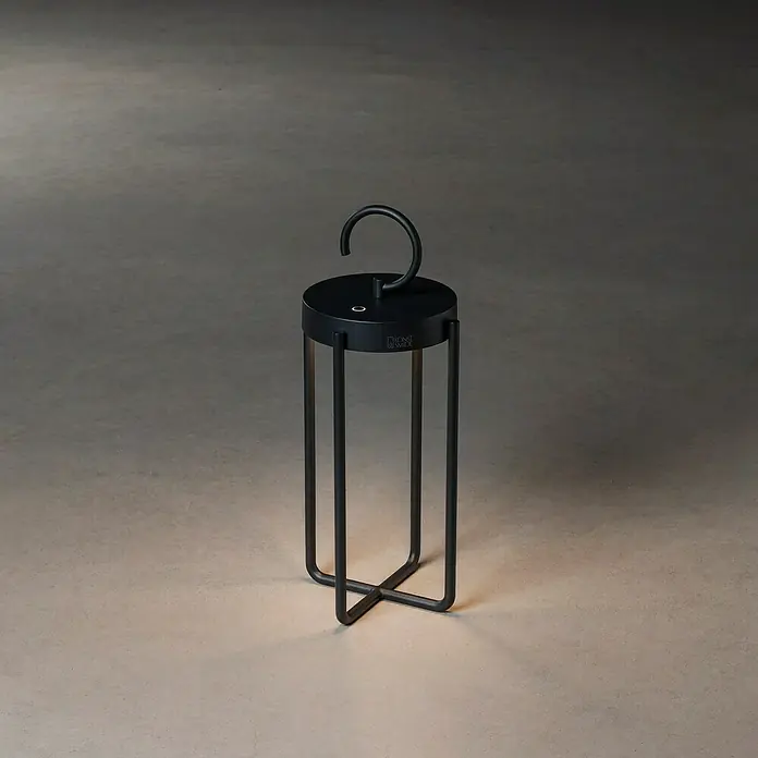 Konstsmide Außenlaterne Manorola - 15,5 x 15 x 39 cm, Schwarz - Elegante schwarze Laterne mit einem schlanken Design und warmem Lichtschein, ideal für eine stimmungsvolle Beleuchtung.