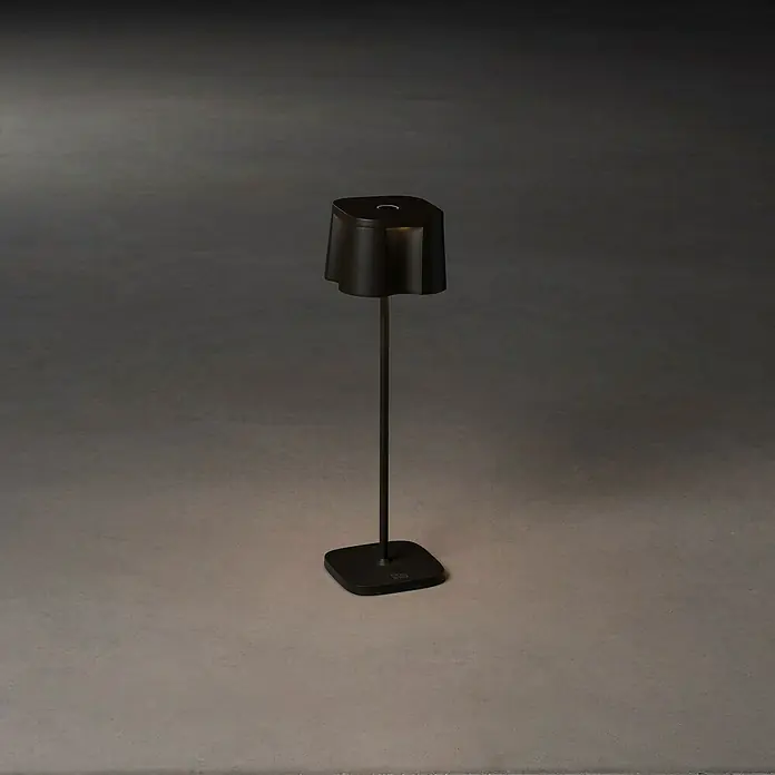Konstsmide Akku-Tischleuchte Nice - 2,5 W, L x B x H: 10 x 10 x 36 cm, Schwarz, Warmweiß - Elegante dunkle Tischleuchte mit modernem Design, ideal für stilvolle Akzente in jedem Raum. Die Lampe besticht durch ihre schlichte Form.