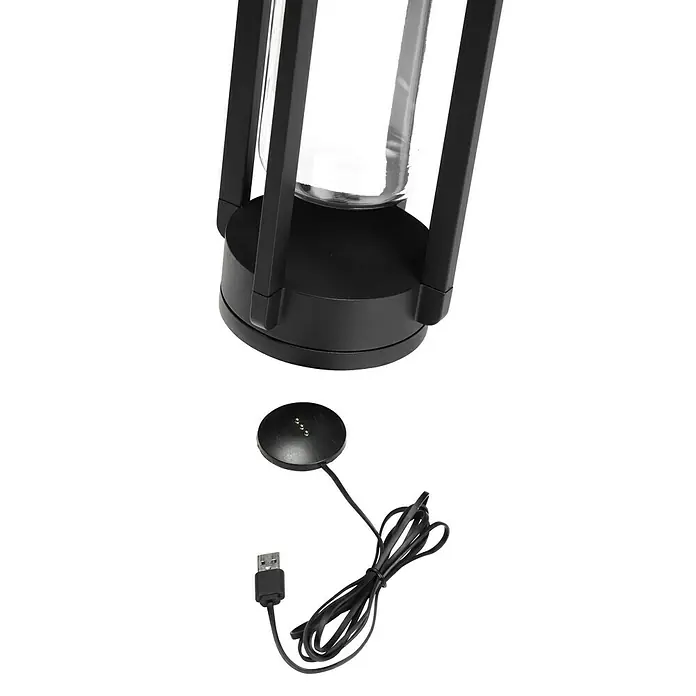 Konstsmide Außenlaterne Otranto - 15 x 15 x 44 cm, Schwarz - Nahaufnahme einer modernen schwarzen Lampe mit einem zugehörigen USB-Ladekabel, das für ein bequemes Aufladen konzipiert ist.