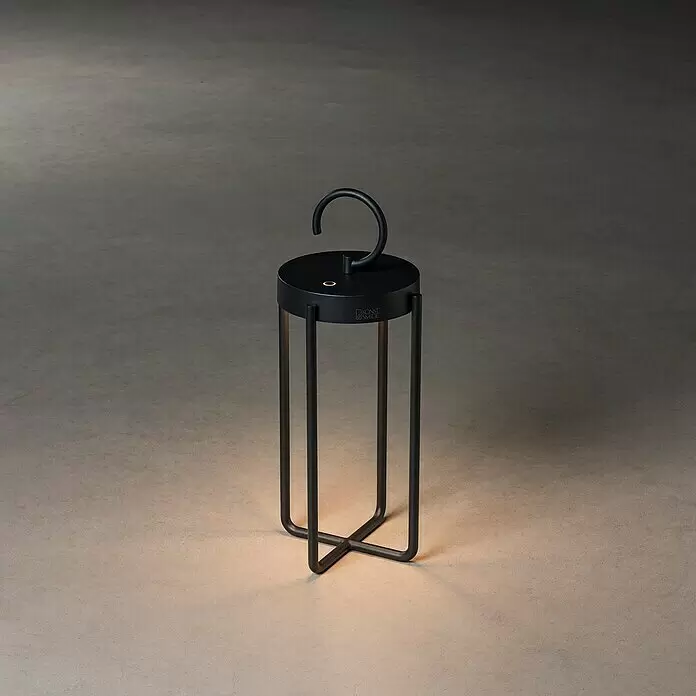 Konstsmide Außenlaterne Manorola - 15,5 x 15 x 39 cm, Schwarz - Schwarze, tragbare LED-Laterne mit Haken, minimalistischem Design und warmem Lichtschein.