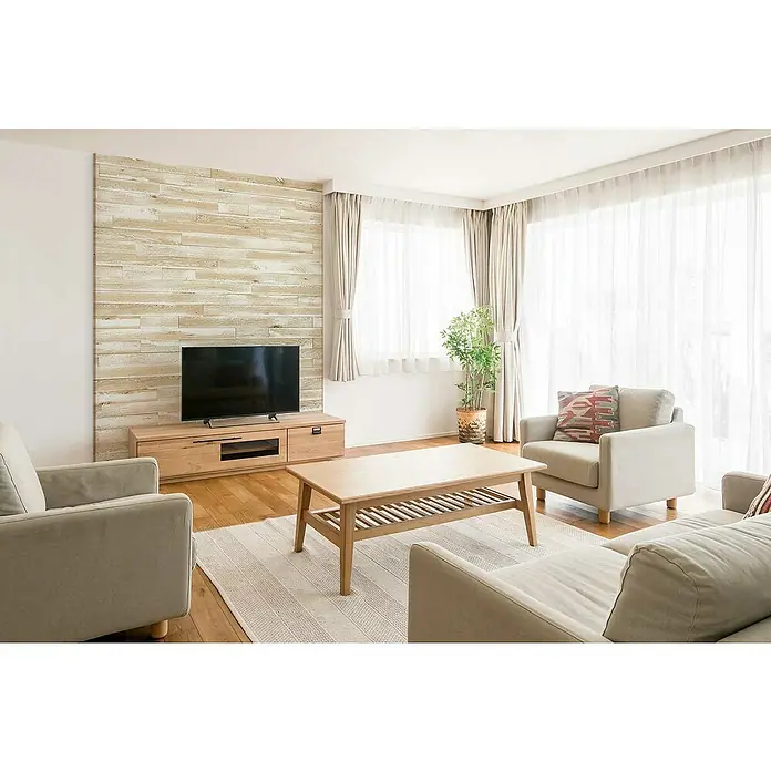 Wodewa Holzriemchen 1000 Shabby Look - 1.000 x 100 mm, Stärke: 3 mm - 6 mm, 10 Stk., 1 m² - Ein gemütliches Wohnzimmer mit hellen Möbeln und einem modernen Couchtisch. Der Raum wirkt einladend und stilvoll eingerichtet.