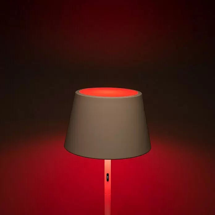 Konstsmide Außenleuchte Pomezia - Akkubetrieben, 10 W, RGBW, 35 x 35 x 150 cm, Mit Leuchtmittel, Weiß - Stimmungsaufnahme