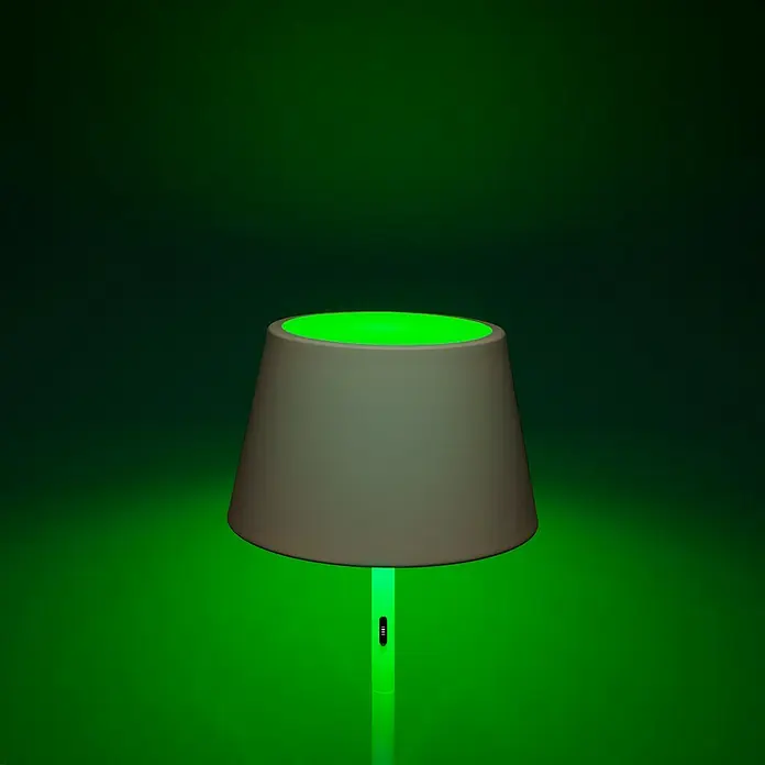 Konstsmide Außenleuchte Pomezia - Akkubetrieben, 10 W, RGBW, 35 x 35 x 150 cm, Mit Leuchtmittel, Weiß - Ein futuristisches Bild einer stylischen Lampe, die in einem leuchtenden Grünton erstrahlt und eine moderne Ästhetik vermittelt.