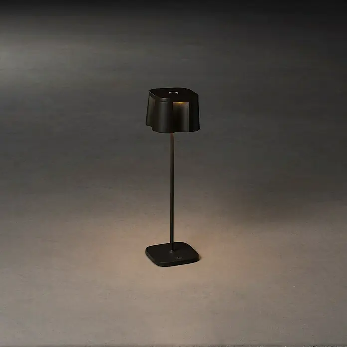 Konstsmide Akku-Tischleuchte Nice - 2,5 W, L x B x H: 10 x 10 x 36 cm, Schwarz, Warmweiß - Elegante dunkle Tischleuchte mit schlankem Ständer und quadratischem Sockel, die ein sanftes Umgebungslicht erzeugt.