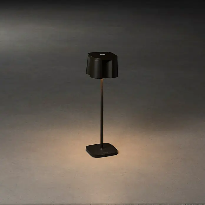 Konstsmide Akku-Tischleuchte Nice - 2,5 W, L x B x H: 10 x 10 x 36 cm, Schwarz, Warmweiß - Elegante schwarze Tischleuchte mit modernem Design, perfekt für stimmungsvolle Beleuchtung in jedem Raum.