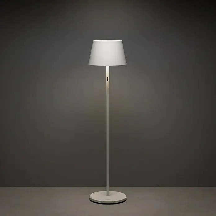 Konstsmide Außenleuchte Pomezia - Akkubetrieben, 10 W, RGBW, 35 x 35 x 150 cm, Mit Leuchtmittel, Weiß - Elegante Stehlampe in Weiß mit schlichtem Design und sanftem Licht. Perfekt für moderne Wohnräume.