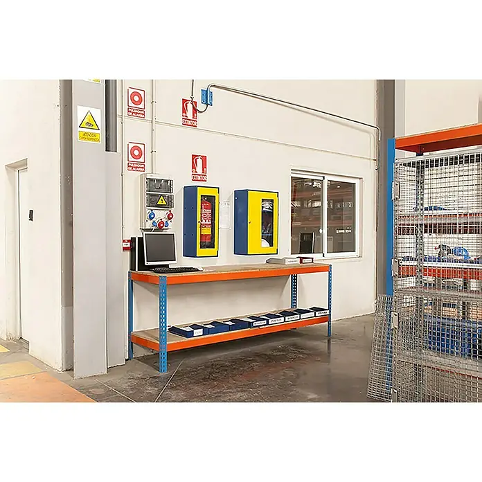 Simonrack Simonforte Schwerlastregal Simonforte Chipboard - H x B x T: 90 x 120 x 60 cm, Traglast pro Boden: 600 kg, Anzahl Böden: 2 Stk., Stecken, Blau/Orange - Innenaufnahme eines Lagerraums mit Regalen, einem Tisch, einem PC und Feuerlöschern.