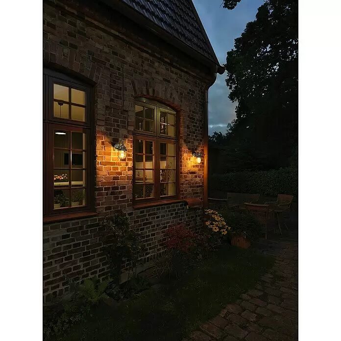Konstsmide Außenwandleuchte Cerignola - 60 W, 31 x 14 x 21,5 cm, Silber, IP44 - Stimmungsaufnahme