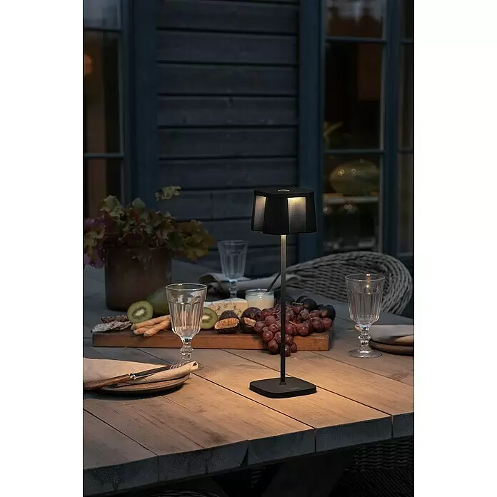 Konstsmide Akku-Tischleuchte Nice - 2,5 W, L x B x H: 10 x 10 x 36 cm, Schwarz, Warmweiß - Stimmungsaufnahme