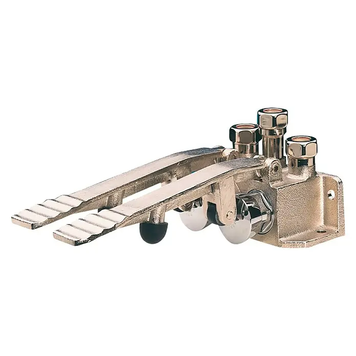 Grifo de descarga de pedal 2 aguas 570 - Latón - La imagen muestra un interruptor de pie triple para aplicaciones industriales, destacando su robusta construcción y control preciso.