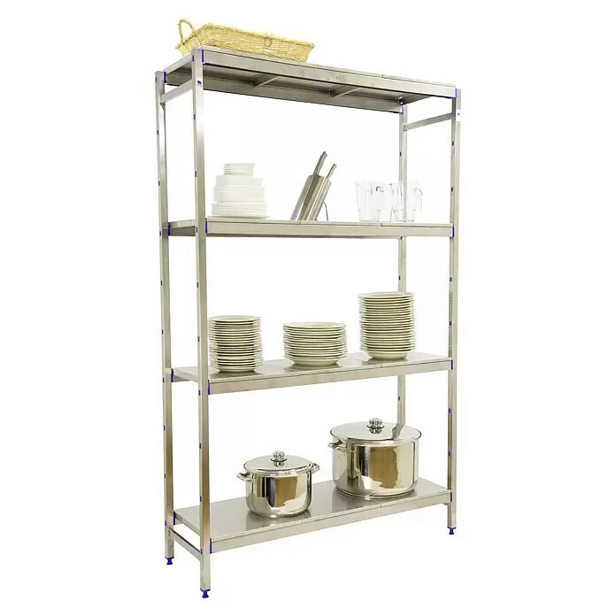 Simonrack Simoninox Metallregal Grundelement - H x B x T: 160 x 166 x 50 cm, Traglast pro Boden: 200 kg, Anzahl Böden: 4 Stk., Stecken, Material Boden: Edelstahl - Vierstöckiges Edelstahl-Küchenregal mit gestapelten Tellern, Töpfen, Gläsern und einem Korb.