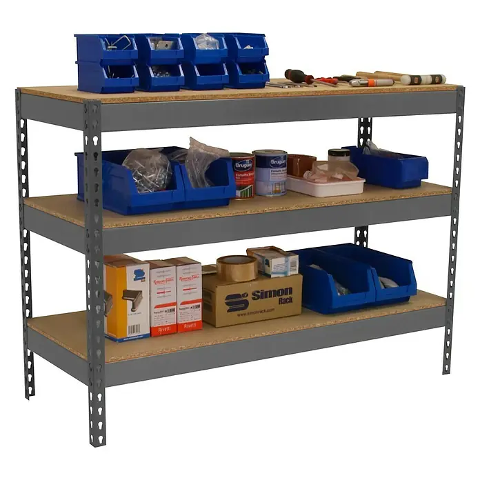 Simonrack Simonwork Werkbank Basic 3 - L x B: 60 x 120 cm, Arbeitshöhe: 90 cm, Belastbarkeit: 400 kg, Grau - Aufnahme eines Werkstattregals mit drei Regalböden, die mit verschiedenen Werkzeugen, Behältern und Materialien gefüllt sind.