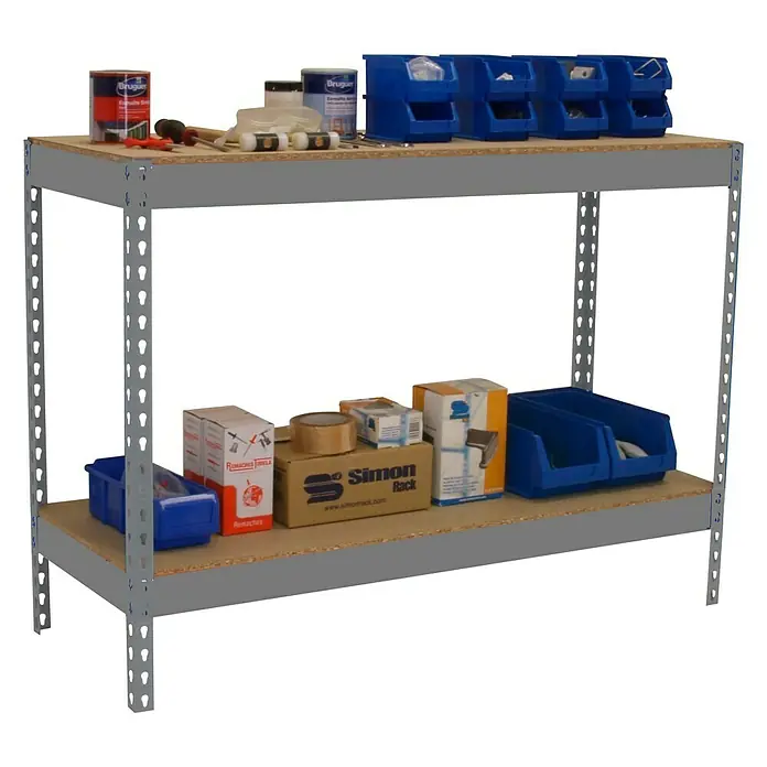 Simonrack Simonwork Werkbank Basic 2 - L x B: 90 x 150 cm, Arbeitshöhe: 90 cm, Belastbarkeit: 1.200 kg, Grau - Lagerregal mit zwei Ebenen, beladen mit Werkzeug, Farbe und Aufbewahrungsboxen. Perfekt für die Organisation von Werkstatt oder Garage.