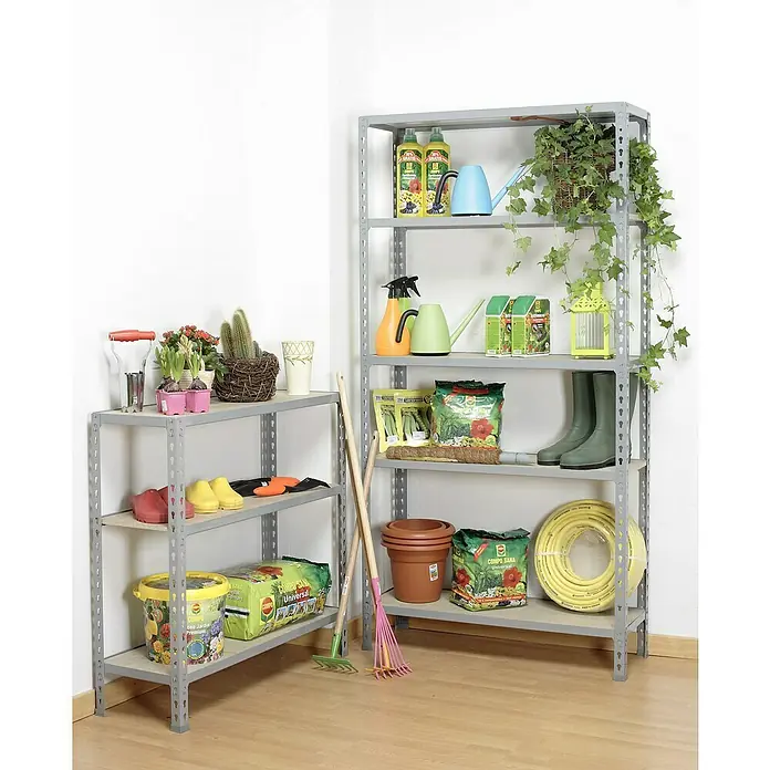 Simonrack Maderclick Metallregal Maderclick Mini - H x B x T: 90 x 80 x 40 cm, Traglast pro Boden: 150 kg, Anzahl Böden: 3 Stk., Stecken, Grau - Das Bild zeigt zwei graue Regale mit Gartenartikeln wie Erde, Töpfen, Gießkannen und Pflanzen, die in einem Raum mit Holzboden stehen.