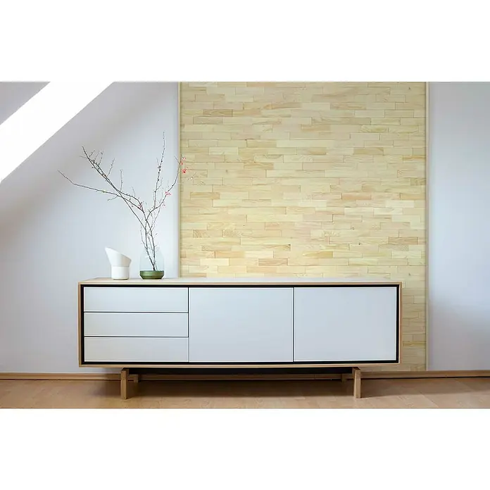 Wodewa Holzriemchen 200 Zirbe Select - 200 x 50 mm, Stärke: 2 mm - 6 mm, 100 Stk., 1 m² - Elegantes Sideboard in Weiß mit Holzdetails vor einer Holzwand. Dekorative Elemente wie Vase und Zweige setzen Akzente auf dem Möbelstück.