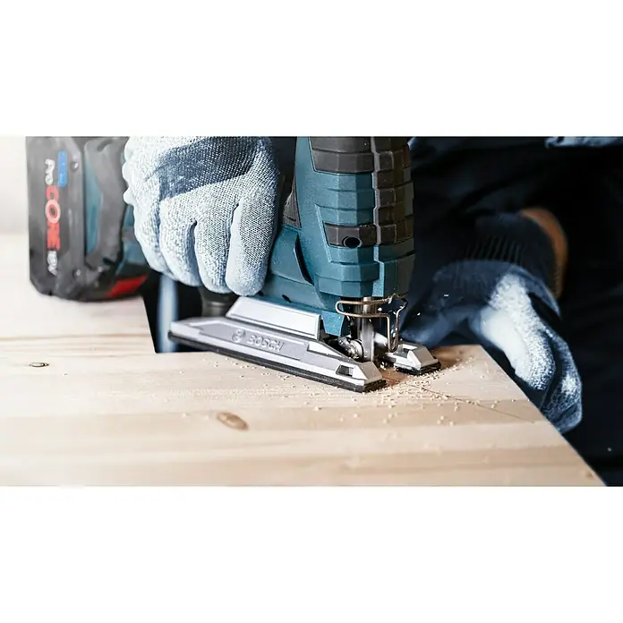 Bosch Stichsägeblätter Wood 2-Side Clean T308 B - T-Schaft - Nahaufnahme einer Bosch Stichsäge beim Schneiden von Holz, bedient von einer Person mit Arbeitshandschuhen.