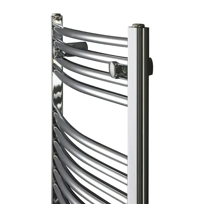 Ximax Badheizkörper C2 - B x H: 450 x 1.264 mm, Wärmeleistung bei Vorlauftemperatur von 75 °C (D: 50): 328 W, Anschlusskombination Heizkörper: Links unten - Detailaufnahme eines verchromten Handtuchwärmers mit gebogenen Sprossen und glänzenden Oberflächen.