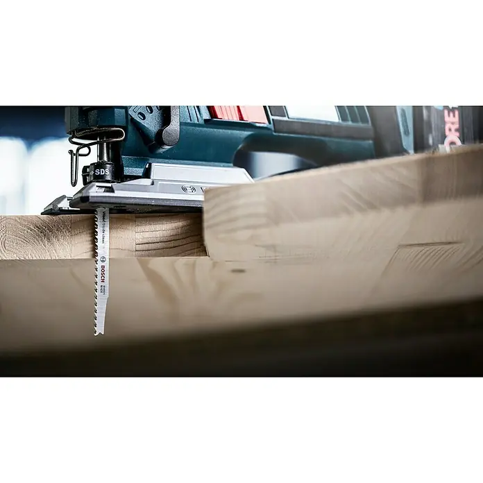 Bosch Stichsägeblätter Wood 2-Side Clean T308 B - T-Schaft - Eine Nahaufnahme einer Bosch Stichsäge beim Schneiden eines Holzstücks. Die Säge zeigt eine saubere Schnittlinie im Holz.
