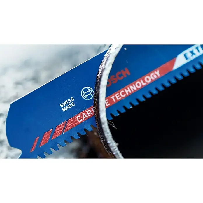Bosch Expert Säbelsägeblatt Thin Tough Metal S1022EHM - Länge: 200 mm, Inox/Edelstahl - Nahaufnahme eines blauen Bosch Sägeblatts mit der Aufschrift "Swiss Made", das durch ein silbernes Rohr schneidet.