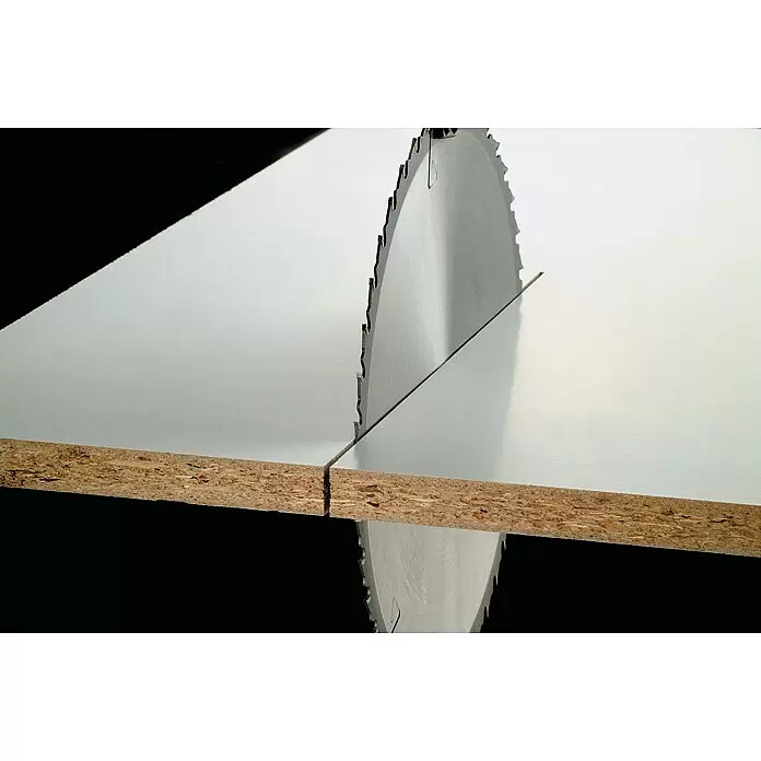 Bosch Disco de sierra Multimaterial - 210 mm, Orificio: 30 mm, Número de dientes: 80 ud. - Dos hojas de sierra cortando limpiamente un tablero de partículas laminado blanco, mostrando un corte preciso.