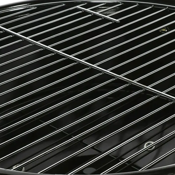 Kingstone Kugelgrill Bullet 57 - Durchmesser Grillfläche: 57 cm, Schwarz - Nahaufnahme eines Grillrostes aus Metall mit glänzenden Stäben und einem dunklen Hintergrund. Ideal für Grillpartys im Freien.
