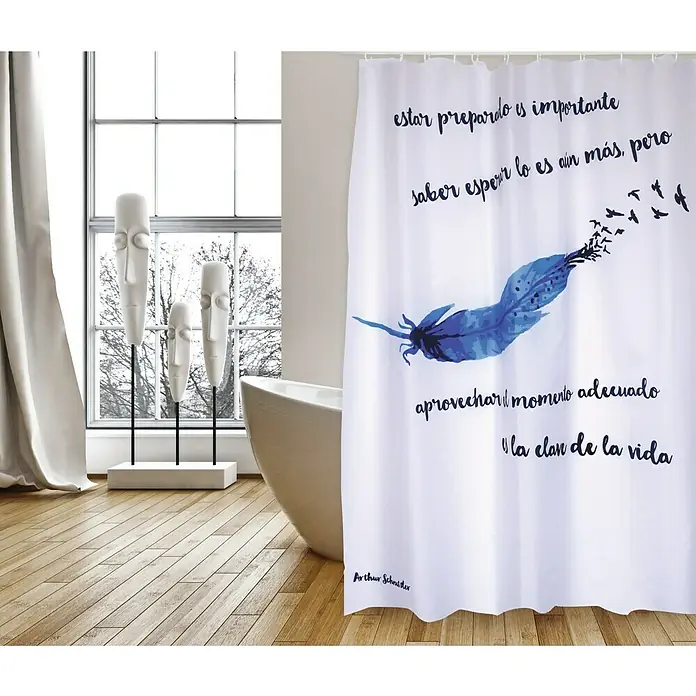 Venus Cortina de baño Pluma - An x Al: 180 x 200 cm, Plástico, Azul/Blanco - Un elegante interior de baño que muestra una cortina de ducha blanca, adornada con un diseño de plumas azules y citas inspiradoras.