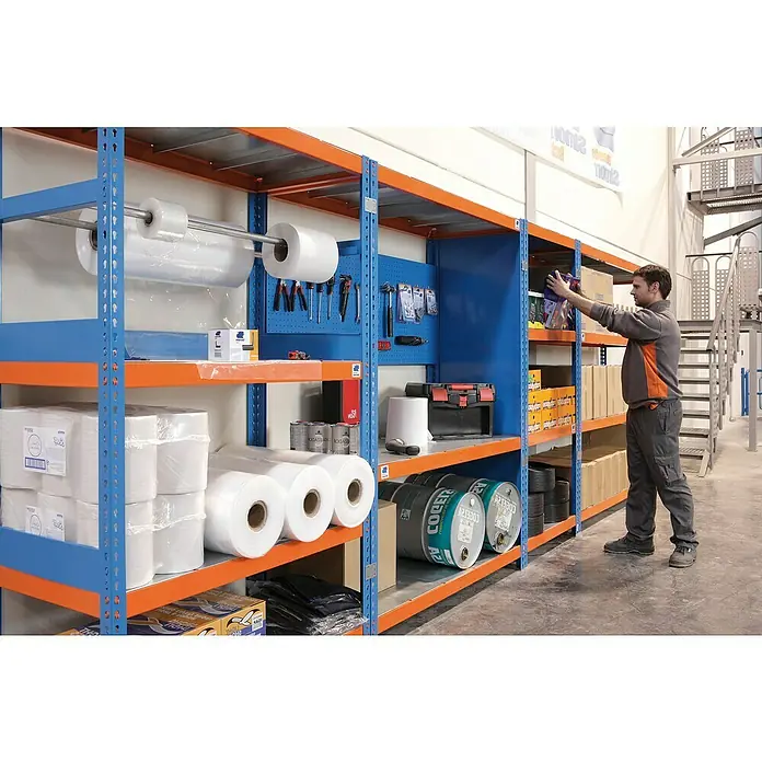 Simonrack Simonforte Schwerlastregal Simonforte Metall - H x B x T: 150 x 150 x 75 cm, Traglast pro Boden: 600 kg, Anzahl Böden: 3 Stk., Stecken, Blau/Orange/Silber - Lagerregal mit Folienrollen, Werkzeugen, Behältern und einem Mann, der eine Kiste nimmt. Das Regal ist blau und orange.