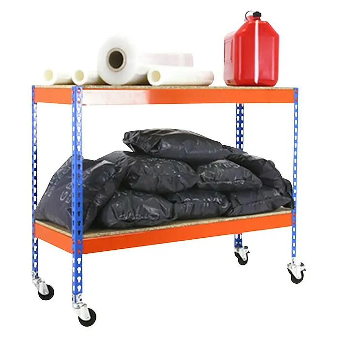 Simonrack Simontaller Metallregal Ecoforte Chipboard Mobil - H x B x T: 97,5 x 120 x 75 cm, Traglast pro Boden: 75 kg, Anzahl Böden: 2 Stk., Stecken, Blau/Orange, Rollen - Abgebildetes Produkt: Ein Regalwagen mit Rollen, beladen mit schwarzen Säcken, einer roten Kanne und Rollen aus Verpackungsfolie.