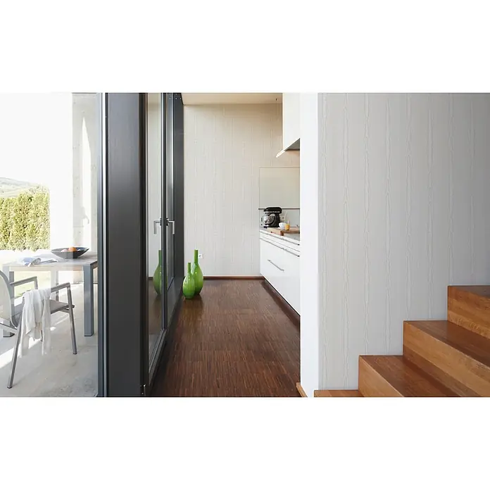 A.S. Création Vinyltapete Moiré - Weiß, Streifen, L x B: 10,05 x 0,53 m - Innenaufnahme eines Hauses mit minimalistischer Küche, Terrassenzugang und einer Holztreppe.