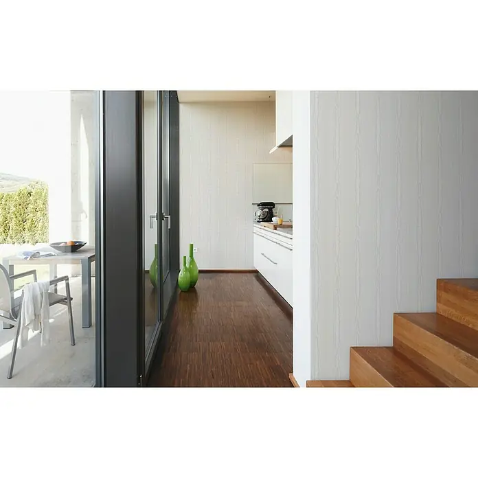 A.S. Création Vinyltapete Moiré - Weiß, Streifen, L x B: 10,05 x 0,53 m - Innenaufnahme eines Hauses mit minimalistischer Küche, Terrassenzugang und einer Holztreppe.