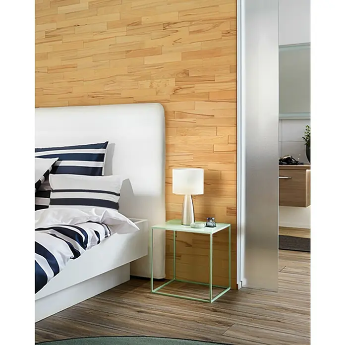 Wodewa Holzriemchen 200 Buche Living - 200 x 50 mm, Stärke: 2 mm - 6 mm, 100 Stk., 1 m² - Schlafzimmer mit stilvoller Wandverkleidung, einem weißen Bett mit blau-weiß gestreifter Bettwäsche und einem mintgrünen Nachttisch mit Lampe.