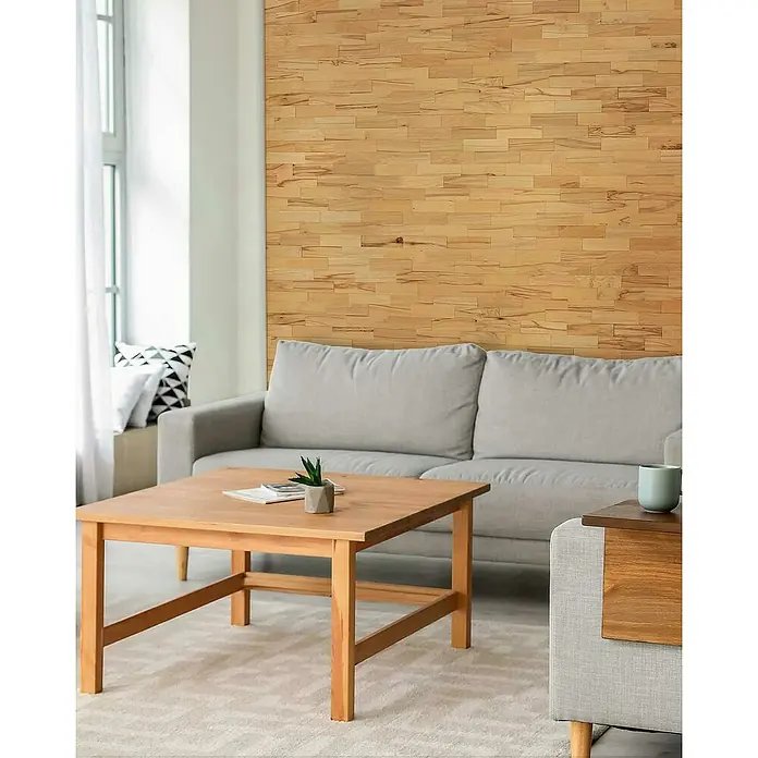Wodewa Holzriemchen 200 Buche Living - 200 x 50 mm, Stärke: 2 mm - 6 mm, 100 Stk., 1 m² - Wohnzimmer mit hellem Holztisch und grauer Couch vor einer hölzernen Wandverkleidung für ein gemütliches Ambiente.
