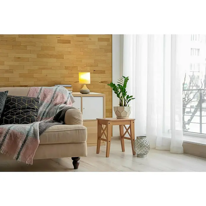 Wodewa Holzriemchen 200 Buche - 200 x 50 mm, Stärke: 2 mm - 6 mm, 100 Stk., 1 m², UV-geölt - Wohnzimmer mit Sofa, Holzwand, Lampe, Pflanze und Beistelltisch. Gemütliches Interieur mit stilvollen Deko-Elementen und viel natürlichem Licht.