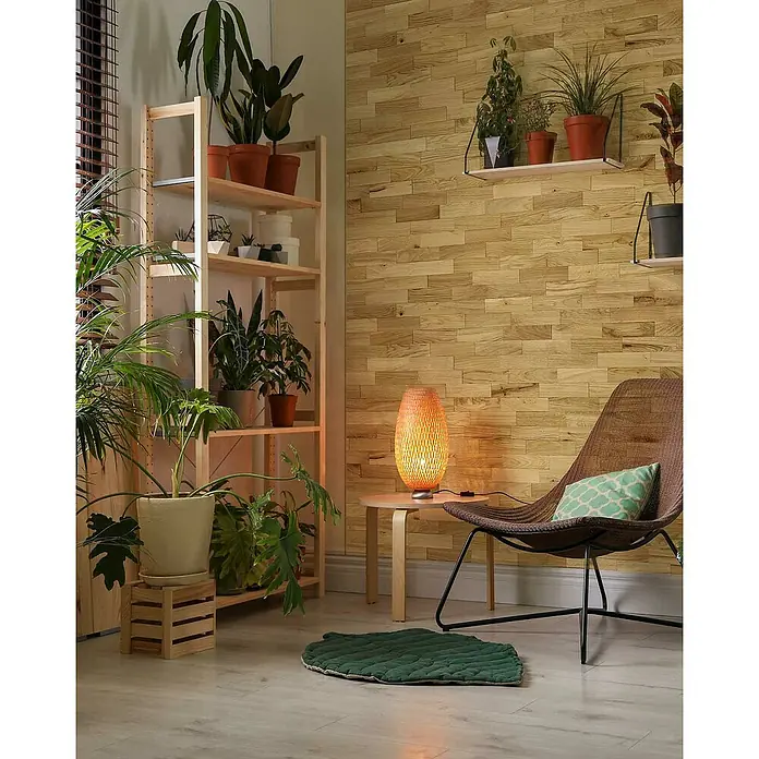 Wodewa Holzriemchen 200 Eiche Living - 200 x 50 mm, Stärke: 2 mm - 6 mm, 100 Stk., 1 m² - Gemütliches Interieur mit Rattan-Lampe auf Beistelltisch, Pflanzenregal und Sessel mit Kissen auf einem hellen Boden, für entspannte Wohnatmosphäre.