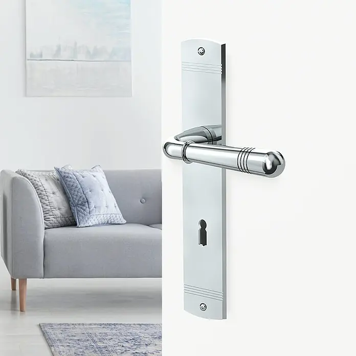 Diamond Doors Classic Drückergarnitur Classic Oklahoma - Stärke Tür: 40 mm - 45 mm, Buntbart - Nahaufnahme einer eleganten Türgarnitur mit Chrombeschichtung, die ein modernes Design und hohe Funktionalität vereint.
