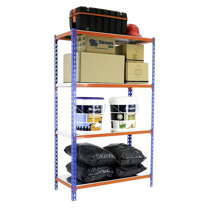 Simonrack Simonclick Metallregal Simonclick Super Plus - H x B x T: 150 x 110 x 50 cm, Traglast pro Boden: 200 kg, Anzahl Böden: 4 Stk., Stecken, Blau/Orange/Silber - Aufnahme eines Schwerlastregals mit fünf Ebenen, beladen mit Werkzeugkasten, Kartons, Farbeimern und Kies.
