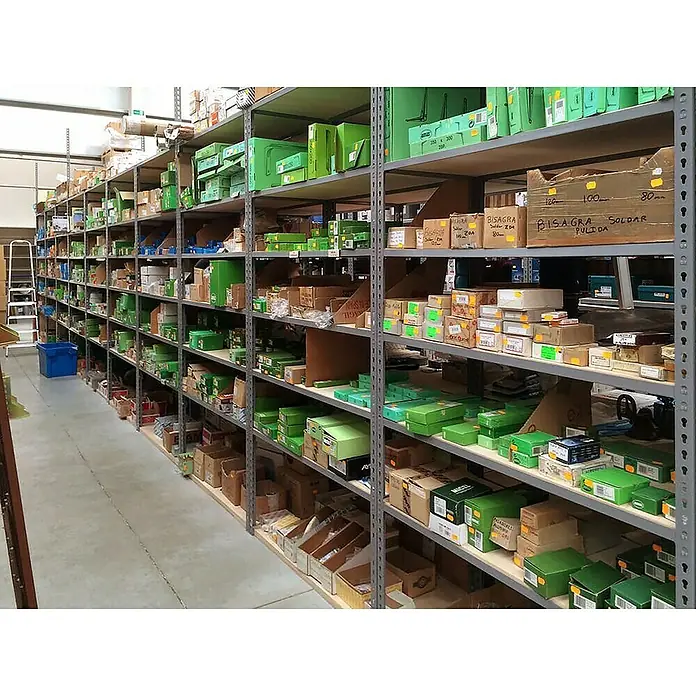 Simonrack Maderclick Metallregal Maderclick Plus - H x B x T: 250 x 100 x 30 cm, Traglast pro Boden: 150 kg, Anzahl Böden: 6 Stk., Stecken, Grau - Ein Lagerraum mit Regalen voller verschiedener Produkte in grünen und braunen Kartons, ordentlich gestapelt.