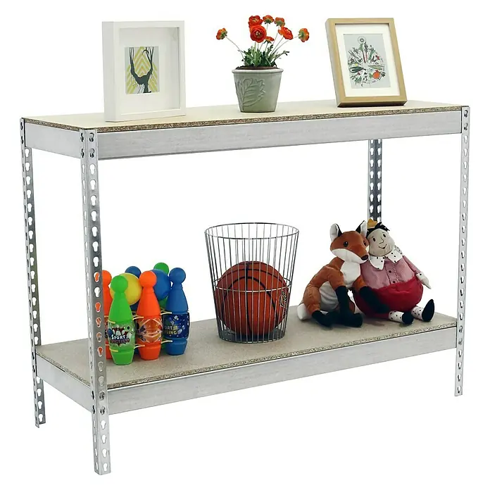 Simonrack Simontaller Schwerlastregal Ecoforte Chipboard - H x B x T: 90 x 150 x 75 cm, Traglast pro Boden: 400 kg, Anzahl Böden: 2 Stk., Stecken, Silber - Das Bild zeigt ein Regal mit zwei Ablageflächen, auf denen Dekoartikel und Spielsachen wie ein Basketball und Bowlingkegel platziert sind.