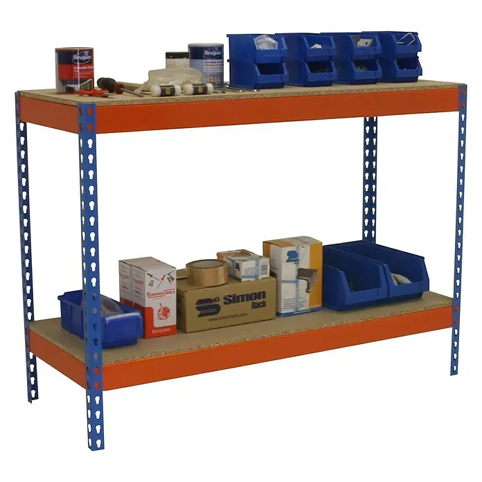 Simonrack Simonwork Werkbank Basic 2 - L x B: 90 x 120 cm, Arbeitshöhe: 90 cm, Belastbarkeit: 1.200 kg, Orange/Blau - Lagerregal mit zwei Regalböden. Auf den Regalen befinden sich verschiedene Werkzeuge und Behälter.