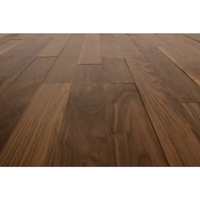 Wodewa Holzriemchen 1000 Nussbaum - 1.000 x 100 mm, Stärke: 3 mm - 6 mm, 10 Stk., 1 m², Selbsklebend - Detailaufnahme eines dunklen, geölten Parkettbodens aus Massivholz. Die natürliche Maserung des Holzes ist gut sichtbar.