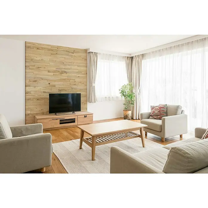 Wodewa Holzriemchen 1000 Eiche rustikal - 1.000 x 100 mm, Stärke: 3 mm - 6 mm, Selbsklebend, Strukturiert unbehandelt - Gemütliches Wohnzimmer mit einem hellen Couchtisch aus Holz, der perfekt zum natürlichen Holzpaneel an der Wand passt. Der Tisch bietet Ablagefläche.